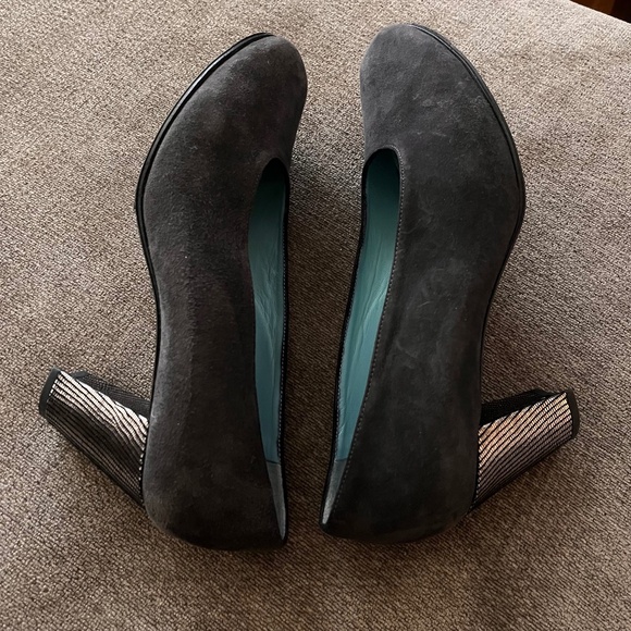 Elegant Thierry Rabotin Grey Suede & Metallic 38 1/2 Heels Perfect Addition! - Picture 1 of 16